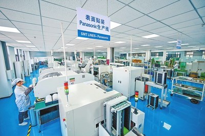 工作人員正在緊張生產